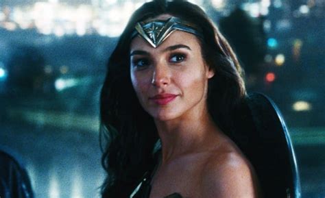 gal gadot nackt|Gal Gadot Posts Topless Photo On Instagram To Celebrate.